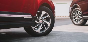 Image Spooring Ban Mobil Tidak Sejajar Sebelum Berkendara