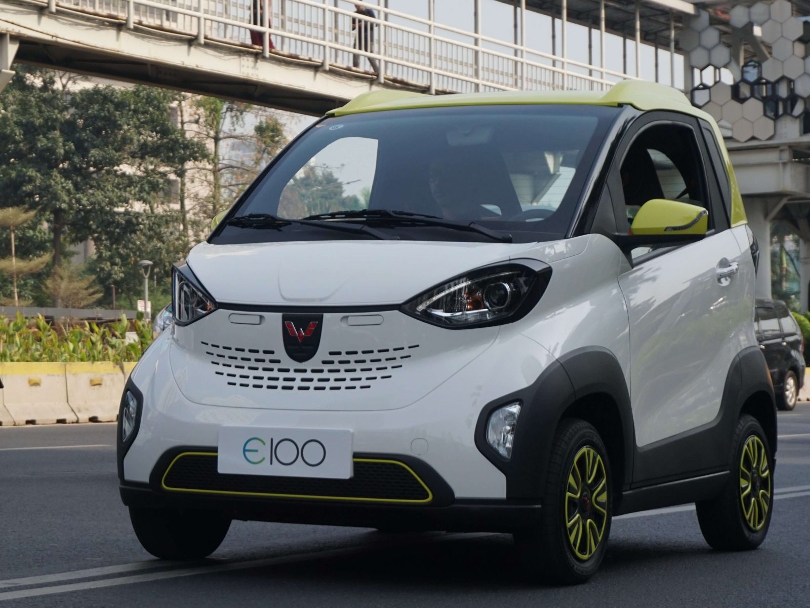 Image Wuling E100 Participates in Electric Vehicle Convoy IEMS 2019