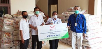 Image Wuling Donates Hundreds of Rice Packages to People Who Need