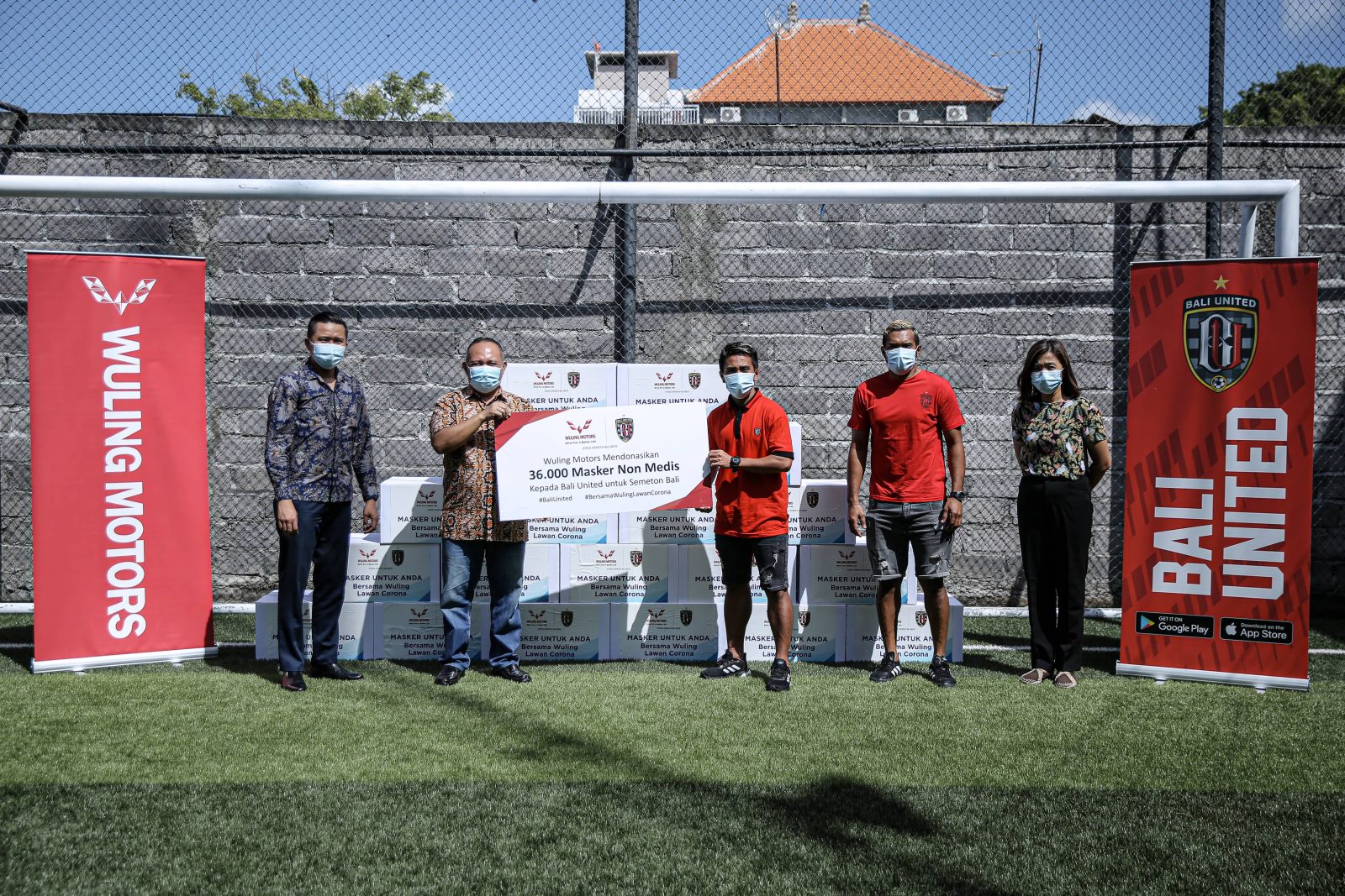 Image Together with Bali United, Wuling Donates 36.000 Non-Medical Masks to Semeton Bali