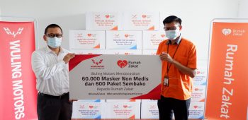 Image Wuling Gandeng Rumah Zakat untuk Donasikan Masker Non-Medis dan Sembako