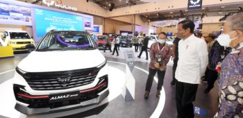 Image Presiden Republik Indonesia Kunjungi Booth Wuling Motors di GIIAS 2021