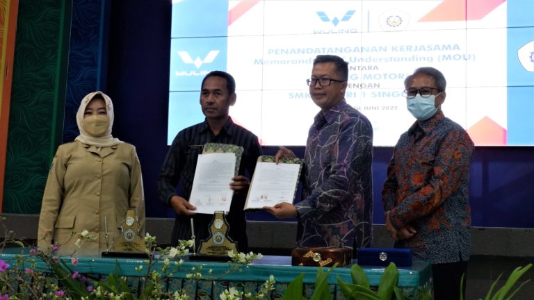 Image Wuling Bakti Pendidikan Collaborates with SMK Negeri 1 Singosari
