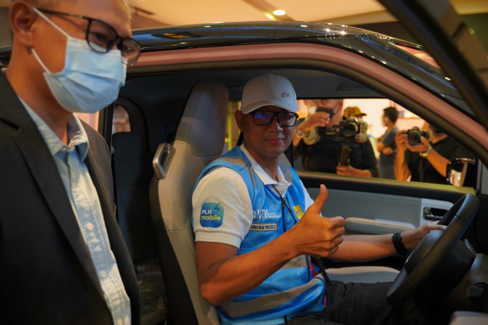 Bapak Darmawan Prasodjo selaku Dirut PLN melihat interior dari Wuling Air ev didampingi oleh Bapak Maulana Hakim Aftersales Director Wuling Motors 1000x667