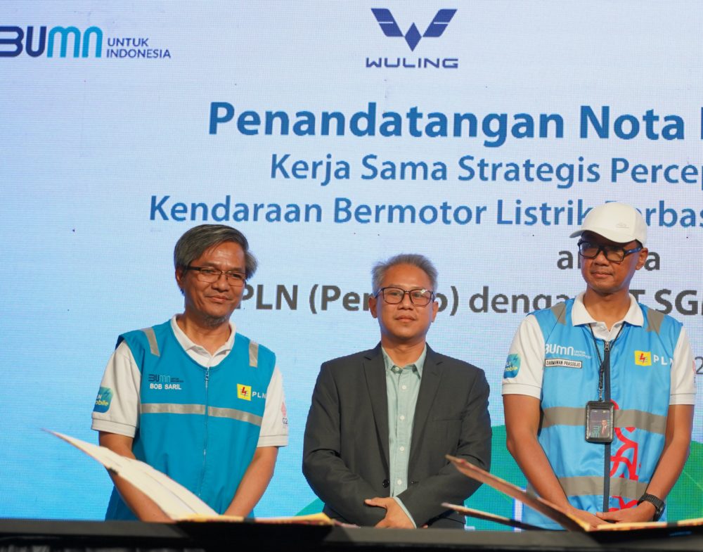 Seremoni Penandatanganan Nota Kesepahaman antara Wuling dan PLN dalam acara puncak PLN E Mobility Day Driving The Future di Bali pada 24 Juli 2022 1000x785