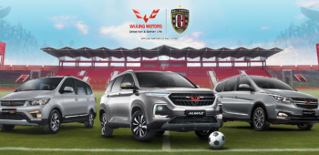 Image Pemain Bali United Mencoba Langsung Kecanggihan Mobil Wuling