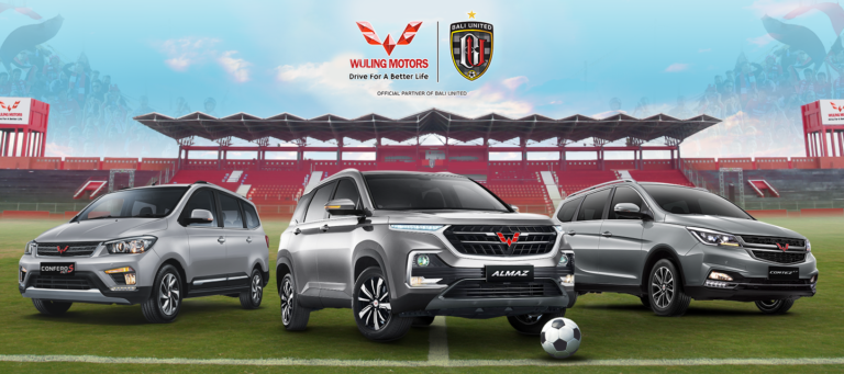 Image Pemain Bali United Mencoba Langsung Kecanggihan Mobil Wuling