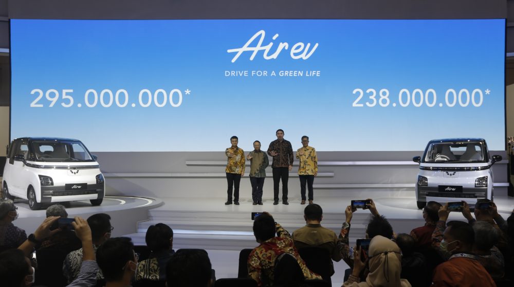 4 Mobil listrik pertama Wuling di Indonesia ini kini resmi diniagakan dengan harga Rp238.000.000 untuk Standard Range dan Rp295.000.000 untuk Long Range OTR Jakarta 1000x558