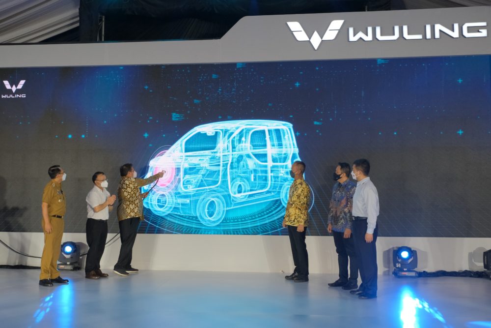 4. Peresmian produksi perdana kendaraan listrik pertama Wuling di Indonesia ditandai dengan pengisian daya Air ev secara simbolis di Admin Plaza Wuling Motors 1000x667