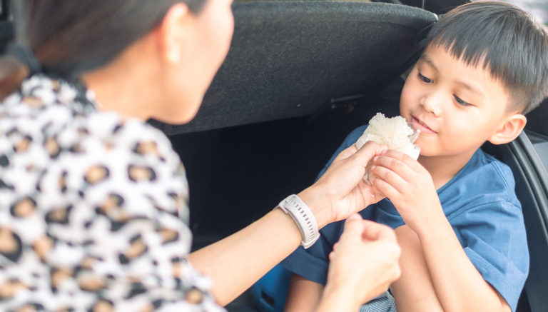 Image 8 Tips of Comfortable Eating in the Car with Family