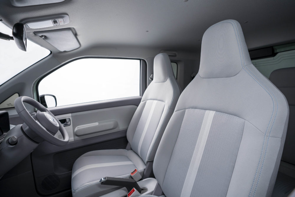 Interior Wuling Air ev standard range didominasi dengan warna abu abu terang 1000x667