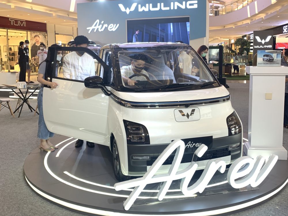 Pengunjung dapat melihat lebih dekat kendaraan ramah lingkungan dari Wuling ini di Delipark Mall Medan 1000x750