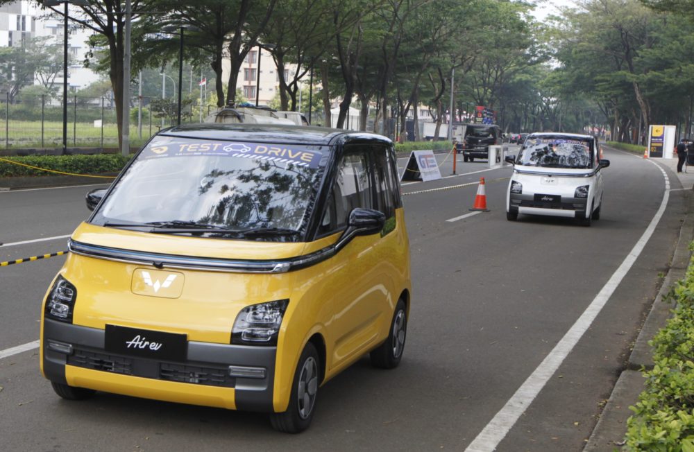 Pengunjung yang ingin merasakan pengalaman berkendara dengan mobil listrik terbaru dari Wuling ini dapat melakukannya di test drive area B 1000x652