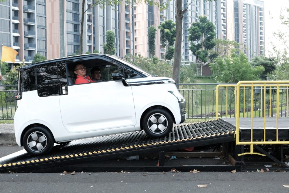 Presiden Cortezian Indonesia berkesempatan mencoba fitur Auto Vehicle Holding dan Hill Hold Control dalam First Driving Impression Wuling Air ev 1000x667