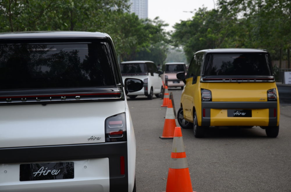 Wuling Air ev dengan ukuran compact mengusung keunggulan easy to use yang dibuktikan dengan manuver zig zag pada kegiatan first driving impression di Kawasan Navapark 1000x662