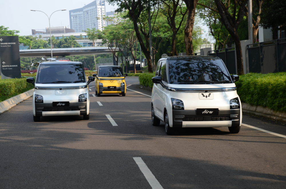 Wuling mengajak rekan media nasional mencoba mobil listrik pertamanya untuk pasar Indonesia dalam kegiatan bertajuk First Driving Impression Wuling Air ev di kompleks Nava Park BSD City 1000x662