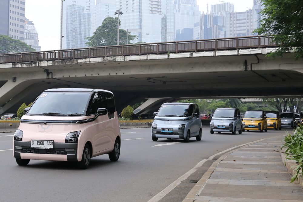 Acara serah terima unit Air ev kepada 100 pelanggan pertama dimulai dengan konvoi dari Parkir Selatan Senayan menuju Senayan Park yang dibagi ke dalam beberapa gelombang 1000x667