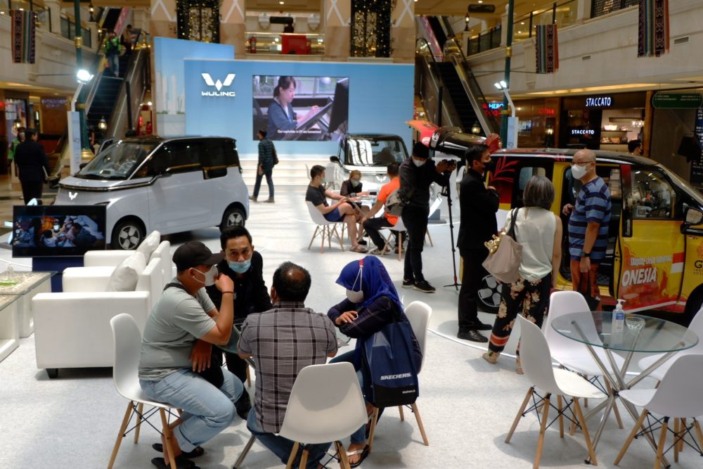 Antusiasme pengunjung Mall Puri Indah terhadap Wuling Air ev dapat dilihat selama pameran berlangsung 1000x667