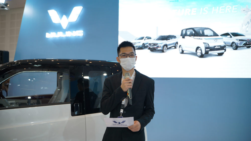 Edison Regional Sales Area Manager Wuling Motors memberikan sambutan di booth Wuling GIIAS Surabaya 2022 1000x563