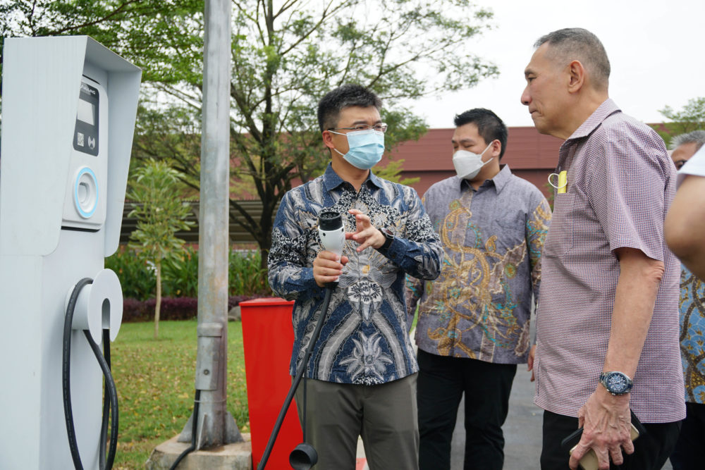 Han Dehong Vice President Wuling memberikan penjelasan mengenai fasilitas pengisian daya kendaraan listrik di pabrik Wuling 1000x667