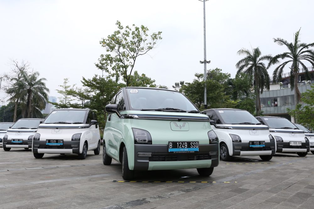 Handover Ceremony Wuling Air ev kepada 100 pelanggan menandai dimulainya distribusi unit mobil ramah lingkungan ini kepada konsumen 1000x667