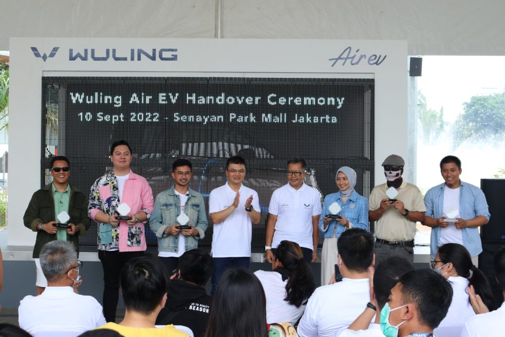 Jajaran manajemen Wuling Motors melakukan penyerahan unit secara simbolis kepada perwakilan konsumen Wuling Air ev 1000x667