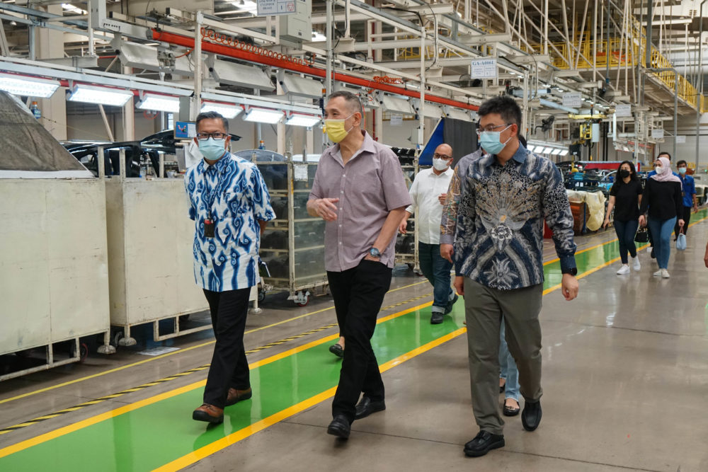 Manajemen Wuling memandu Jusuf Hamka untuk melihat proses produksi di pabrik Wuling yang berlokasi di Cikarang 1000x667