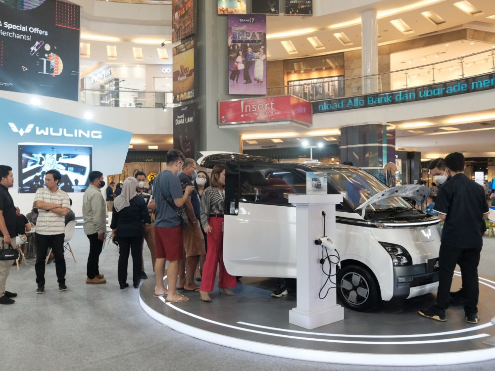 Para pengunjung antusias untuk melihat lebih dekat kendaraan ramah lingkungan terbaru dari Wuling ini 1000x750