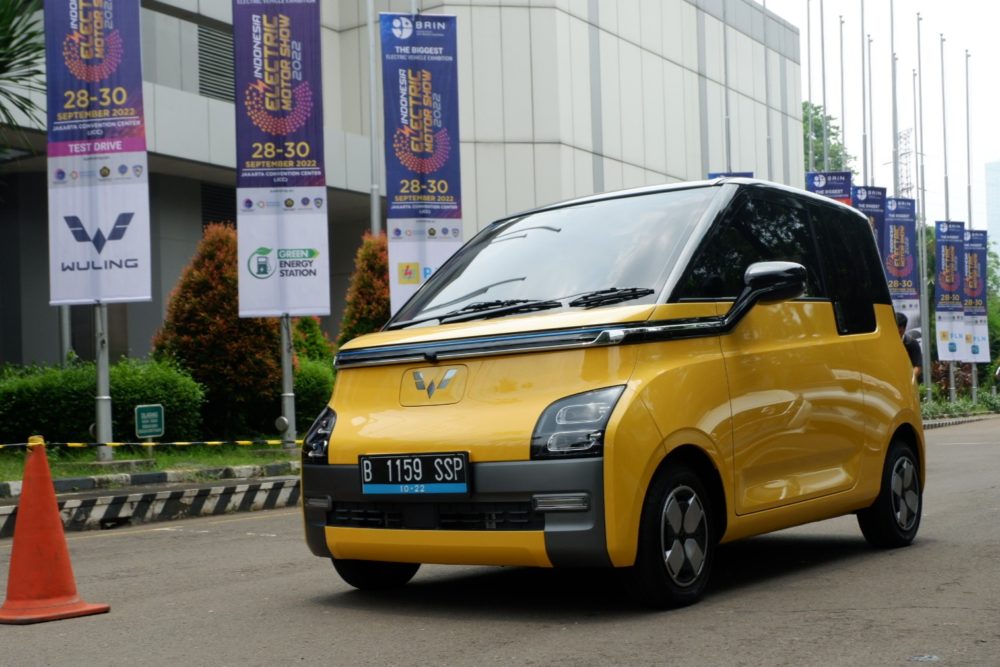 Pengunjung IEMS 2022 dapat mencoba langsung sensasi berkendara bersama Wuling Air ev di area test drive yang sudah disediakan 1000x667