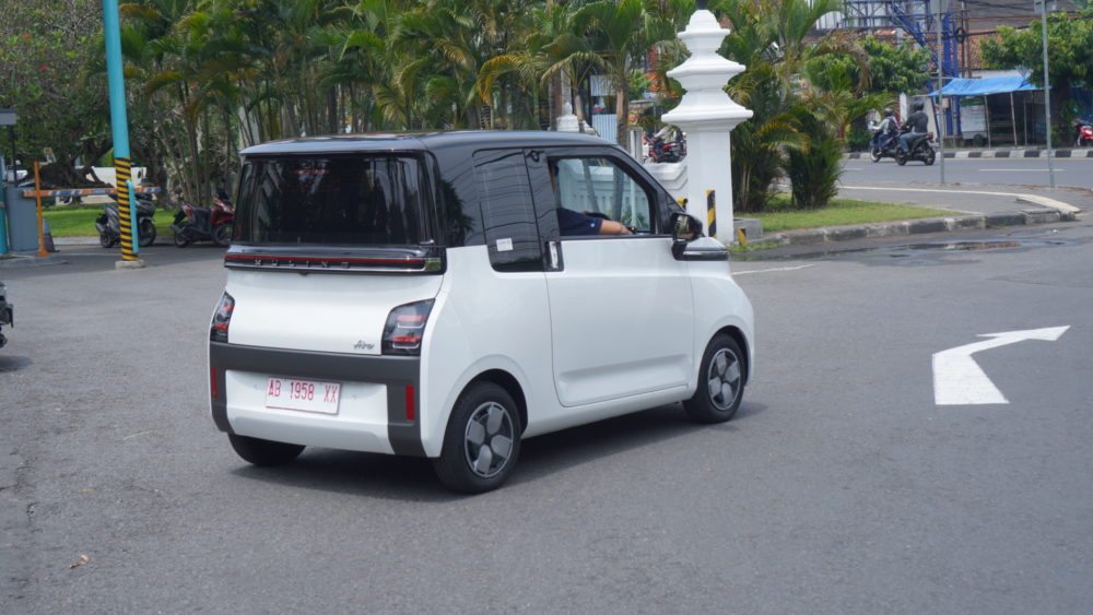 Pengunjung juga dapat merasakan sensasi berkendara bersama unit test drive Air ev yang sudah disediakan 1000x563