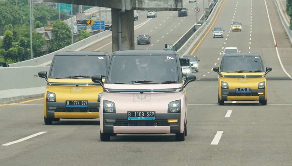 Perjalanan Green Mobility Experience bersama Wuling Air ev juga turut dilaksanakan melalui jalan tol di Jakarta 1000x569