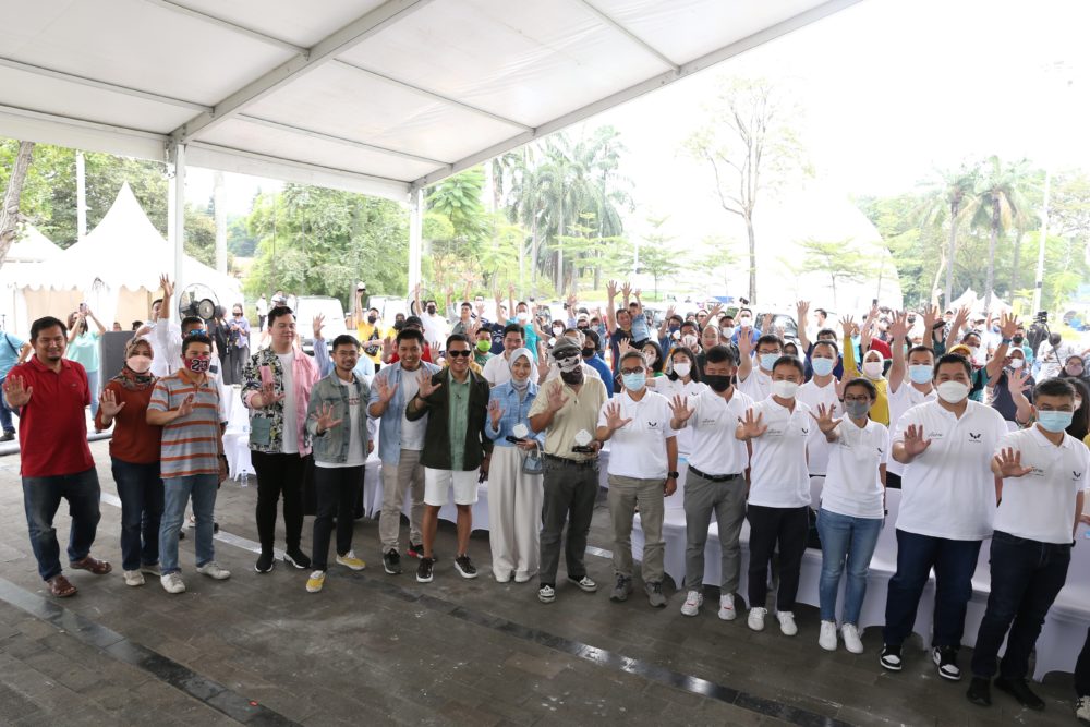 Perwakilan Wuling Motors dan 100 pelanggan Air ev berfoto bersama setelah serah terima simbolis 100 unit kendaraan listrik pertama dari Wuling untuk Indonesia 1000x667