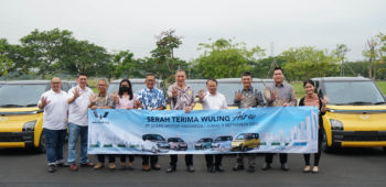 Image Wuling Hands Over Air ev to Jusuf Hamka as the First Fleet Customer