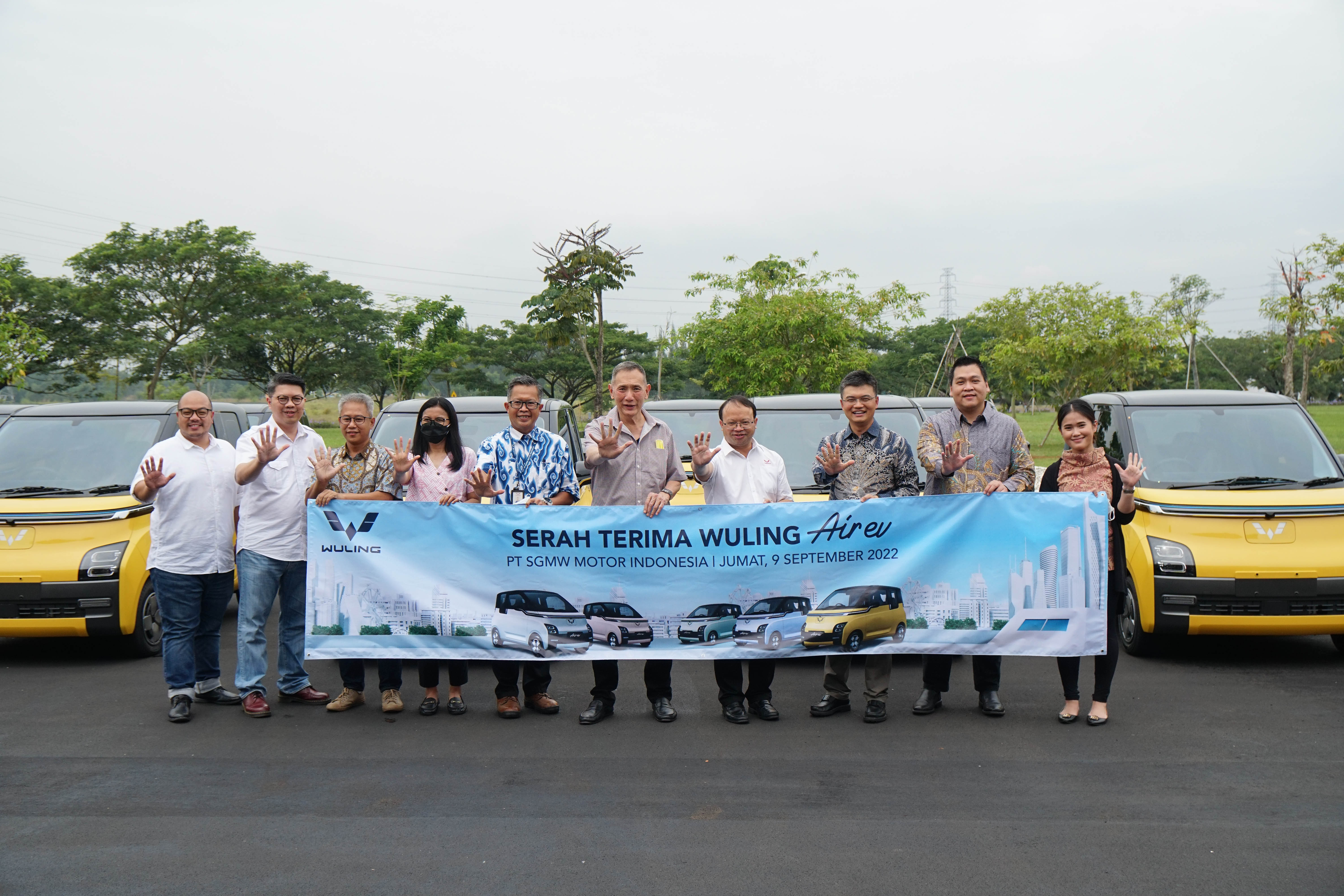 Image Wuling Serahkan Air ev Kepada Jusuf Hamka Sebagai Pelanggan Fleet Pertama