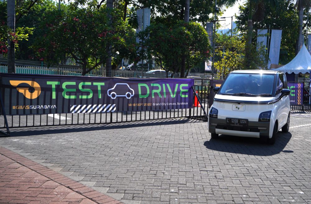 Wuling menyediakan Air ev sebagai unit test drive bagi para pengunjung yang ingin mencoba berkendara dengan mobil listrik Wuling ini di GIIAS Surabaya 2022 1000x656