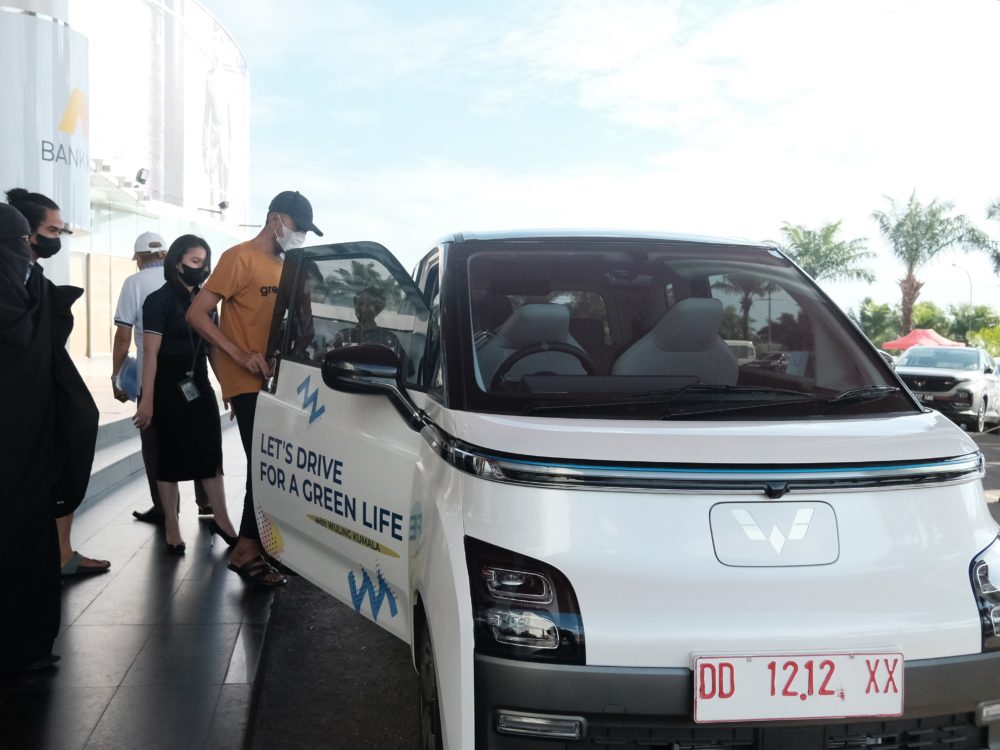 Wuling pun menyediakan unit test drive bagi pengunjung yang tertarik untuk mencoba berkendara bersama Air ev di Trans Studio Mall Makassar 1000x750