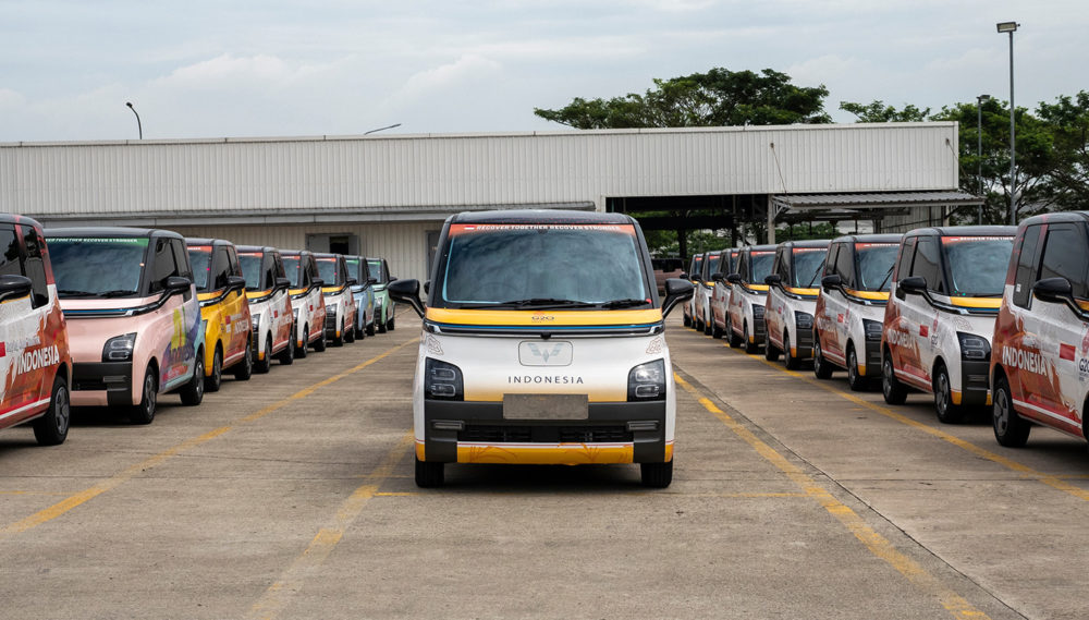 Menteri Sekretariat Negara Pratikno ditemani oleh President Director Wuling Motors Shi Guoyong berkendara bersama dengan Air ev Official Car Partner KTT G20 1000x569