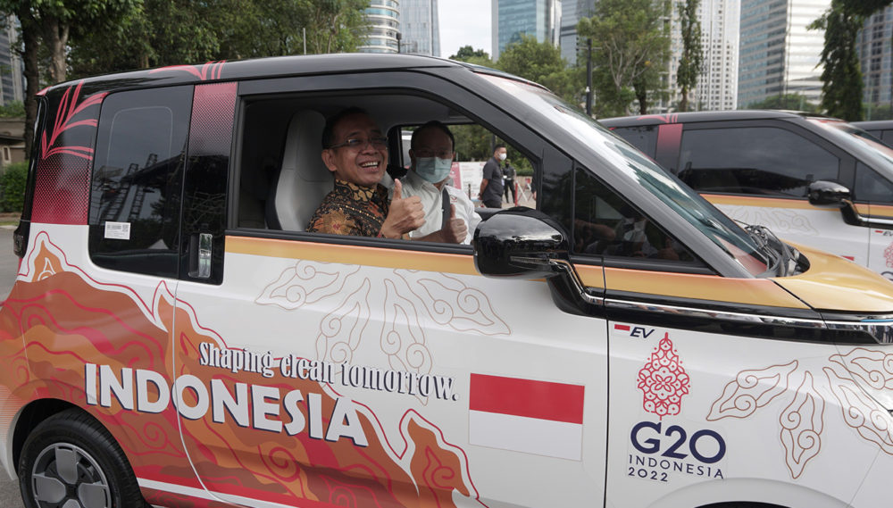 Menteri Sekretariat Negara Pratikno ditemani oleh President Director Wuling Motors Shi Guoyong berkendara bersama dengan Air ev Official Car Partner KTT G20 1000x569