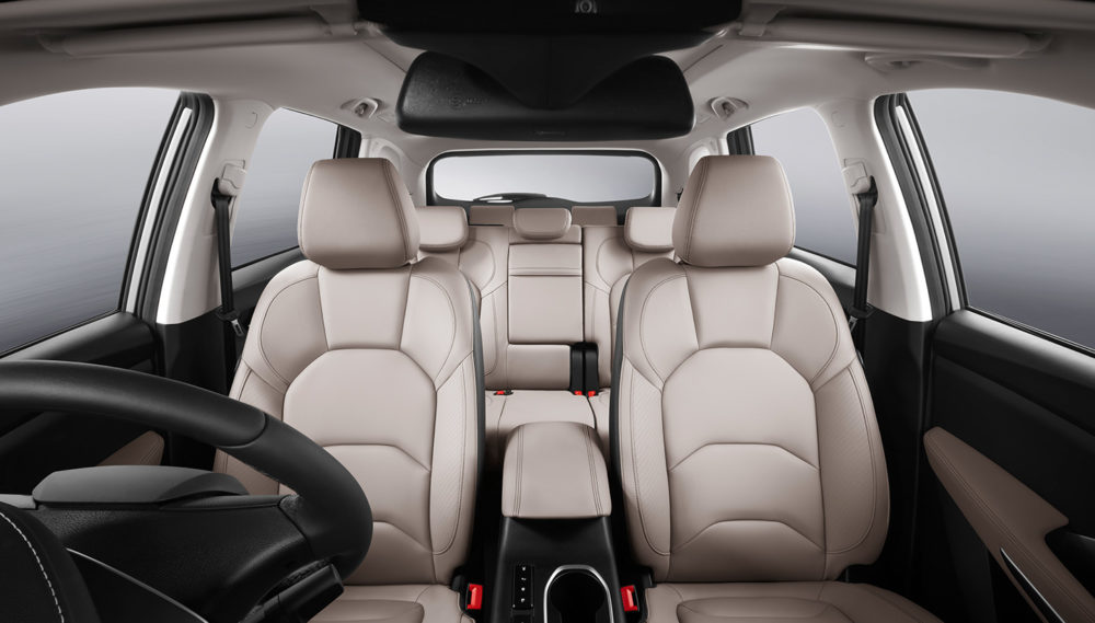 Bagian kabin Almaz Hybrid ditunjang nuansa Warm Beige Leather Seats di ruang kabin yang lega dan konfigurasi 7 seater yang nyaman 1000x569