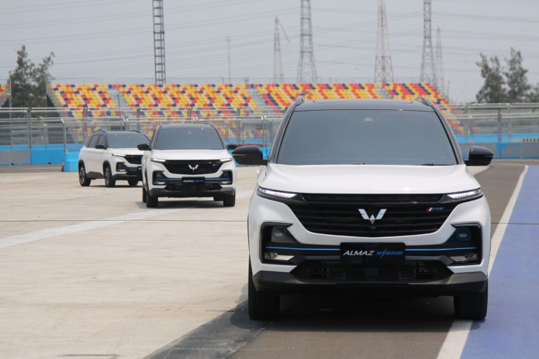 Image Rekan Media Regional Turut Mencoba Inovasi dari Wuling Almaz Hybrid di JIEC