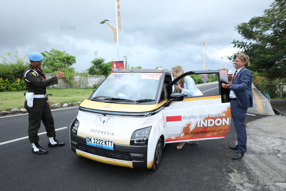 Dua orang delegasi hendak berkendara dengan Air ev menuju lokasi konferensi yang merupakan bagian dari rangkaian acara KTT G20 1000x667