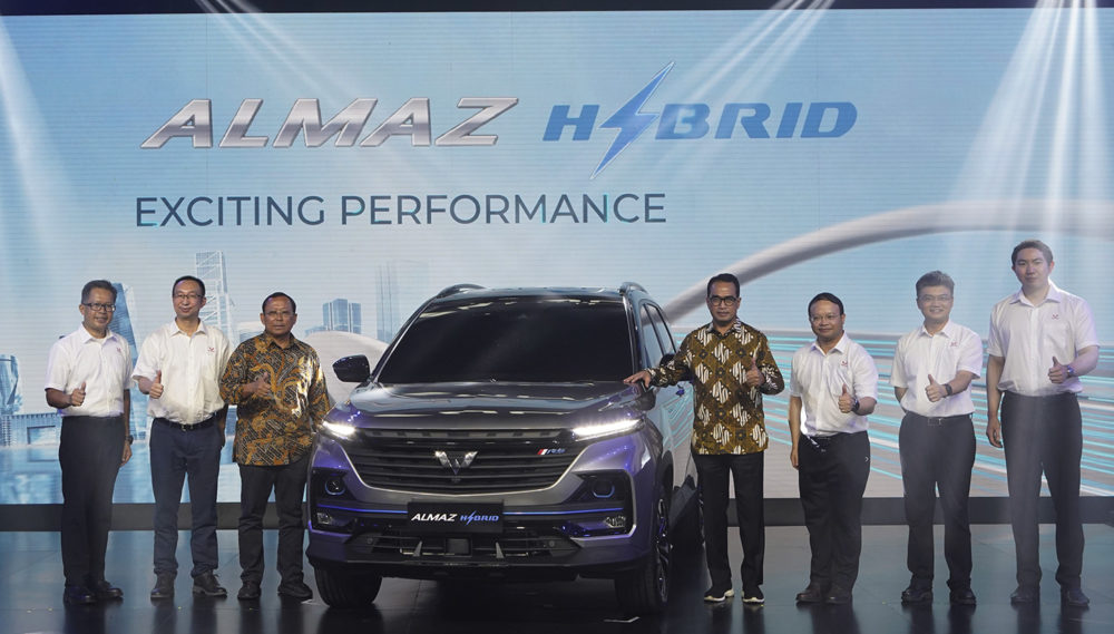 Foto Bersama Manajemen Wuling Motors dengan Menteri Perhubungan RI dan Staf Utama Menteri Perhubungan Bidang Transportasi Darat Konvektifitas bersama Wuling Almaz Hybrid 1000x569