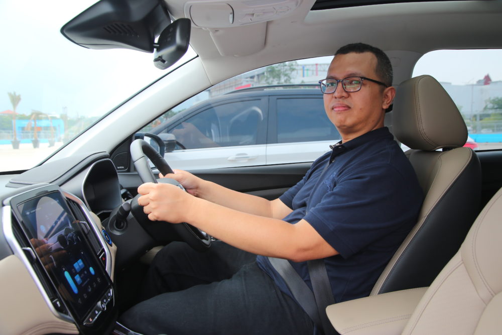Kuntarto Presiden Cortezian Indonesia senang mendapatkan pengalaman berkendara dengan produk Hybrid pertama Wuling di Indonesia 1000x667