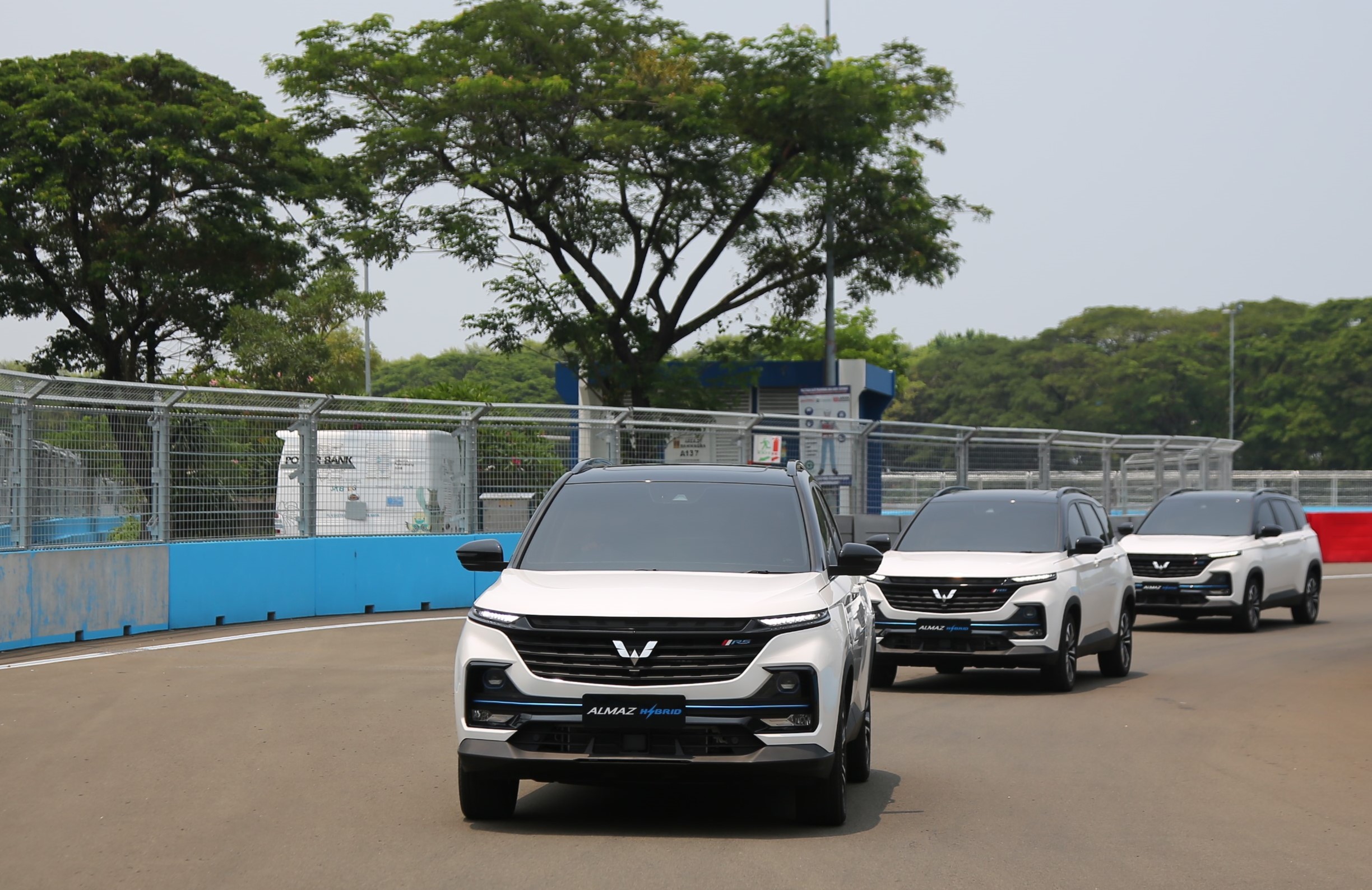 Image Komunitas Resmi Wuling Mencoba Almaz Hybrid, Model Hybrid Pertamanya di Indonesia
