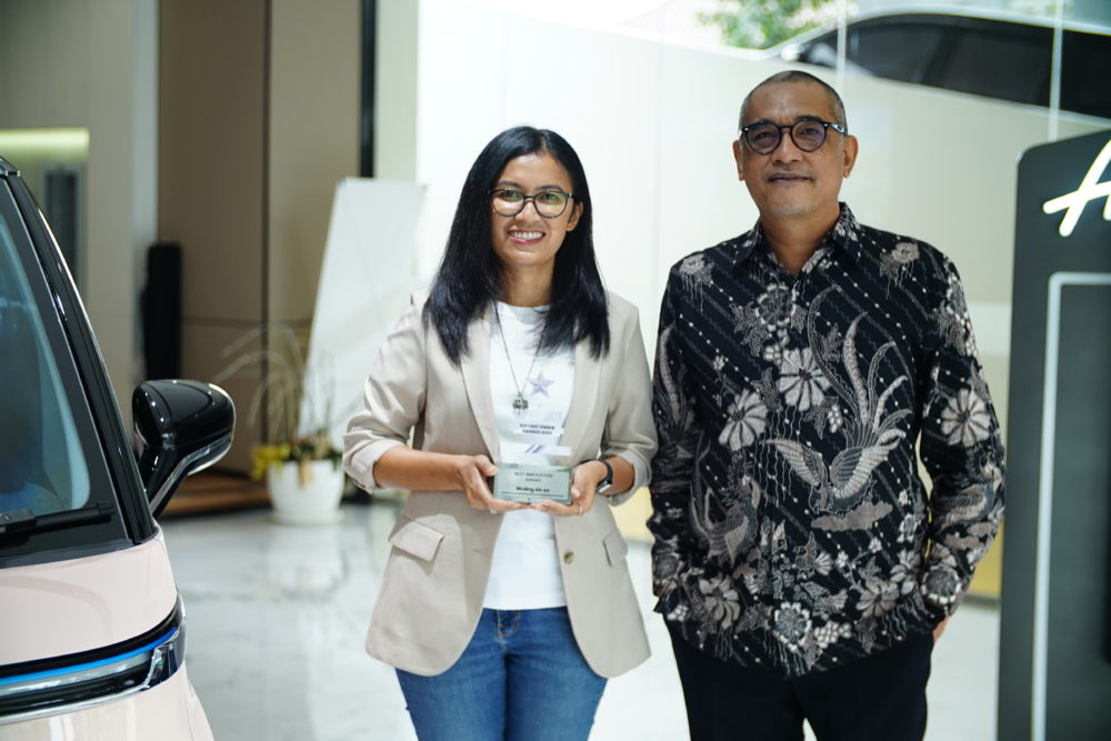 Penghargaan Best Innovation Award Carvaganza Editors Choice Award 2022 diserahkan langsung oleh pihak Carvaganza kepada perwakilan Wuling Motors 1000x667