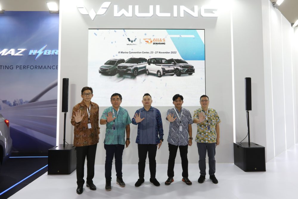 Regional Sales Area Manager Wuling Motors bersama Manajemen Dealer AJM Jawa Tengah dalam konferensi pers GIIAS Semarang 2022 di Booth Wuling Marina Convention Center 1000x667
