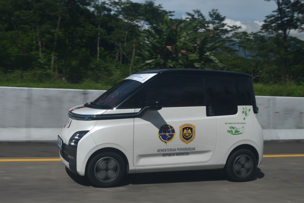 Wuling Air ev berhasil enempuh jarak 1.250 kilometer dengan melintasi rute jalan tol dan dalam kota dengan berbagai kondisi pada Touring KLBB Jakarta Bali 1000x667