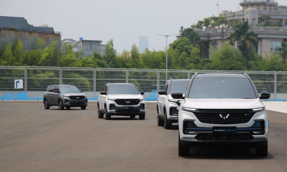 Wuling menyediakan 4 unit Almaz Hybrid bagi komunitas Wuling untuk melintasi track Jakarta International E Prix Circuit Ancol sejauh 24 kilometer per putaran 1000x602