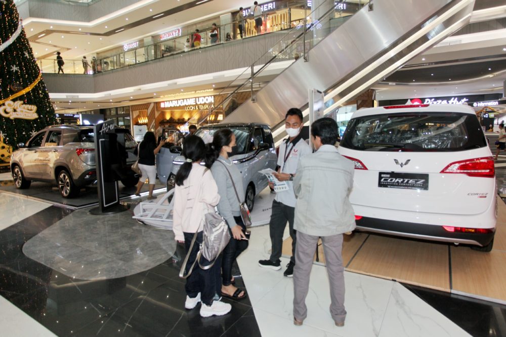 Seorang tenaga sales Wuling menjelaskan produk kepada konsumen di pameran Year End Sale di Grand Batam Mall 1000x667