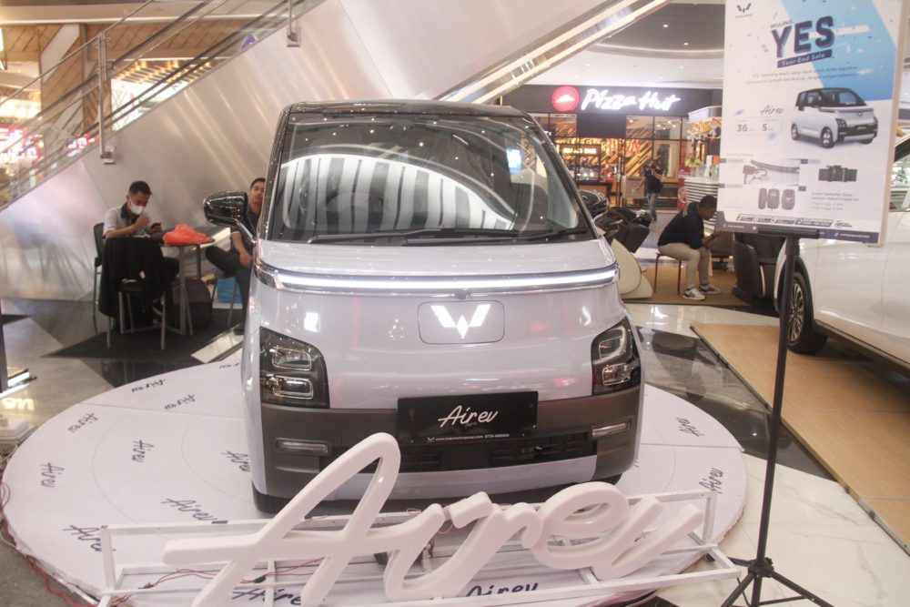 Wuling juga menyediakan Air ev di Grand Batam Mall bagi pengunjung yang ingin melihat langsung kendaraan listrik pertama Wuling di Indonesia ini 1000x667